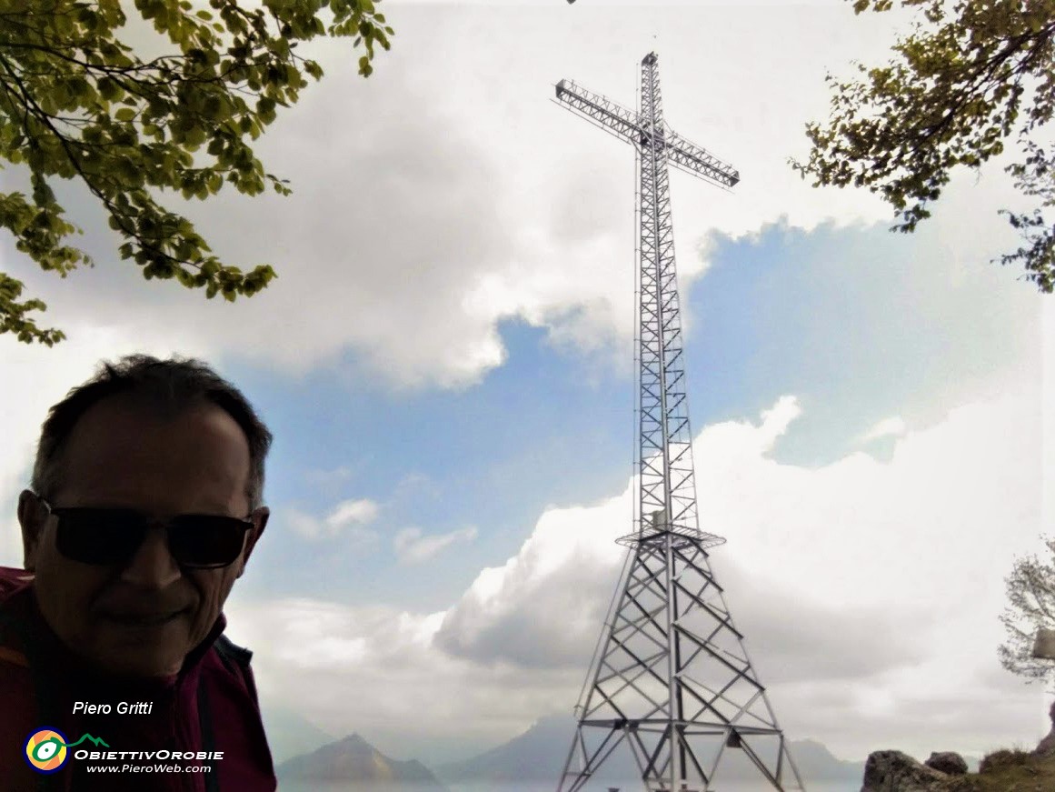55 Alla grande croce del Monte Zucco (1232 m).jpg